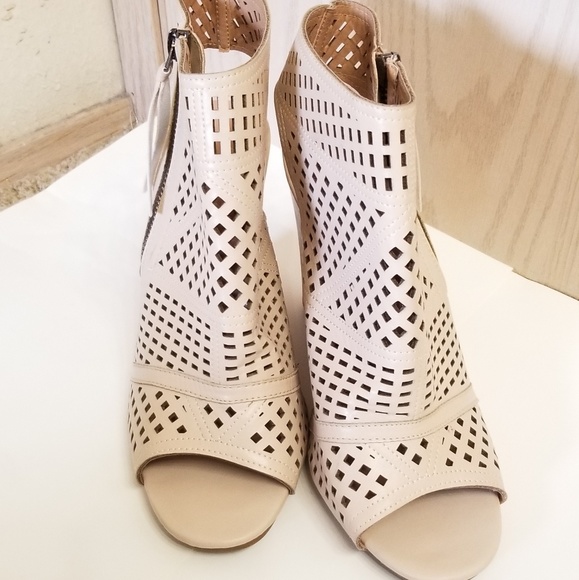 Yoki Tan Heeled Ankle Booties Women's 7.5 - Picture 3 of 5